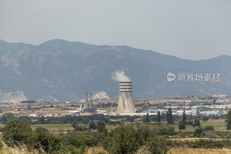 发电机烟囱站附近的egnatia odos高速公路在希腊亚历山德罗波利高速公路